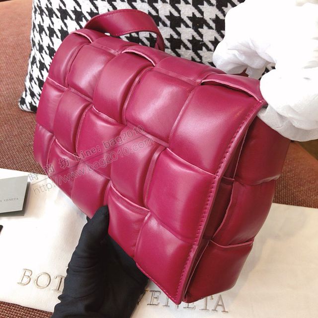 Bottega Veneta女包 寶緹嘉19新款 CASSETTE枕頭包 編織斜跨女包 原單胎牛皮 BV單肩女包 紫紅色  gxz1083